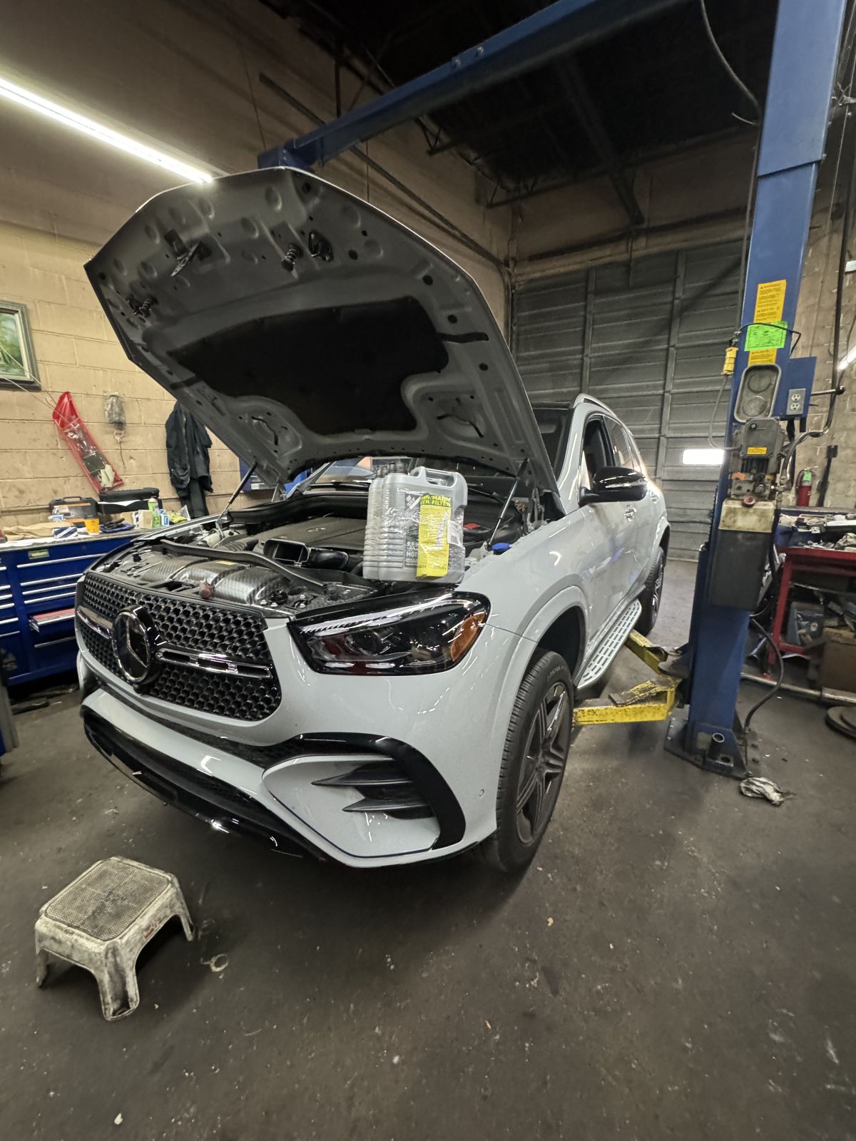 Mercedes-Benz GLE White Oil Change Service step 1 at TOP CONCEPT auto repair shop Philadelphia PA